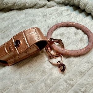 Oventure "Big O" silicone keyring with "The Smooch" lipstick holder- Rose Gold